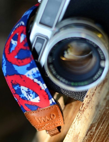 Kameragurt-blau-rot-DSLR